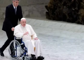 VEA QUIÉN ESTÁ EN SILLA DE RUEDAS: Asegura que le hace falta una copa de tequila