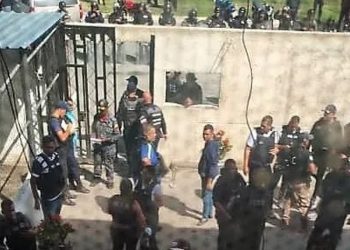 Motín en PNB concluye con liberación de tres policías y traslado de 72 presos