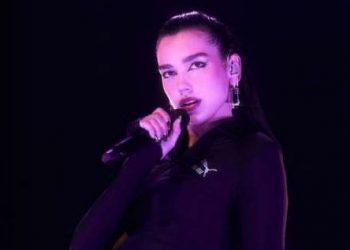 Dua Lipa: Acusada de hacer playback tras sufrir caída en el escenario