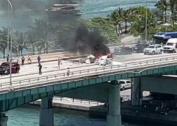 Se estrella una avioneta en el puente de Miami y deja dos heridos