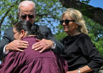 Biden promete seguir con los esfuerzos para endurecer la regulación de armas