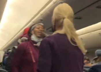 Condenaron a una mujer por golpear a azafata que le pidió usar mascarilla