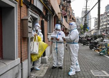 Habitantes de Shanghái son enviados fuera de la ciudad en drástica lucha anticovid