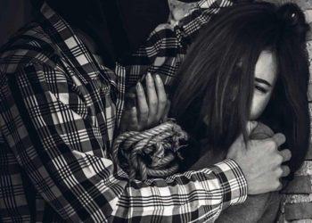 CON BIBLIA EN MANO: Pastor viola a mujer durante la palabra