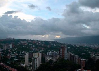 Onda tropical favorece nubosidad y lluvias en gran parte del país