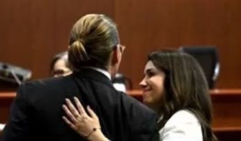 VUELO EN EMERGENCIA: La abogada de Johnny Depp es aclamada como “La Mujer Maravilla”