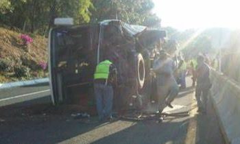 ¡VIDEO SENSIBLE! Autobús choca y deja más de 15 heridos