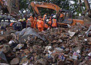 Derrumbe de edificio en India deja 19 muertos