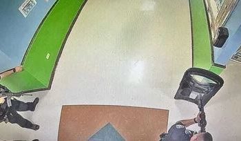 La policía de Uvalde contaba con rifles y un escudo balístico pero decidió esperar para enfrentar al atacante