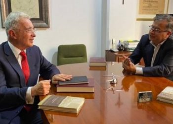 ALVARO URIBE: «Yo me quedo en Colombia, les invito a no irse del país»(+VIDEO)