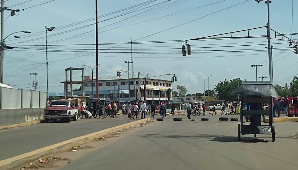 Vecinos de Milagro Norte y El Muro piden a CORPOELEC que se haga LA LUZ