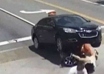 VIDEO IMPRESIONANTE: Auto casi aplasta a dos personas en una moto