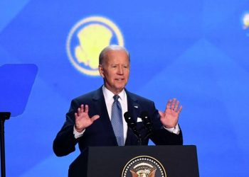 Biden sufre caída sin consecuencias al tratar de bajarse de una bicicleta