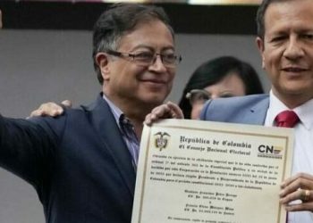 Vea a PETRO recibiendo su credencial como PRESIDENTE CONSTITUCIONAL DE COLOMBIA