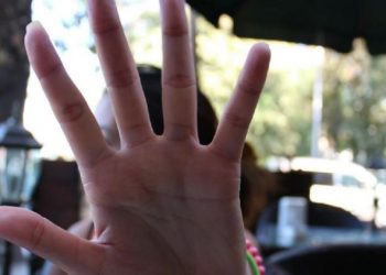 Hombre acuchilla brutalmente a su novia en el metro de Nueva York