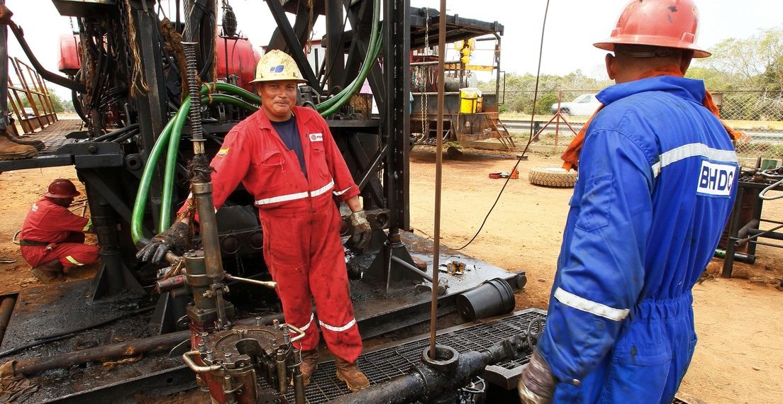 Francia insta a que se permita a Irán y Venezuela volver al mercado petrolero para detener el alza de precios