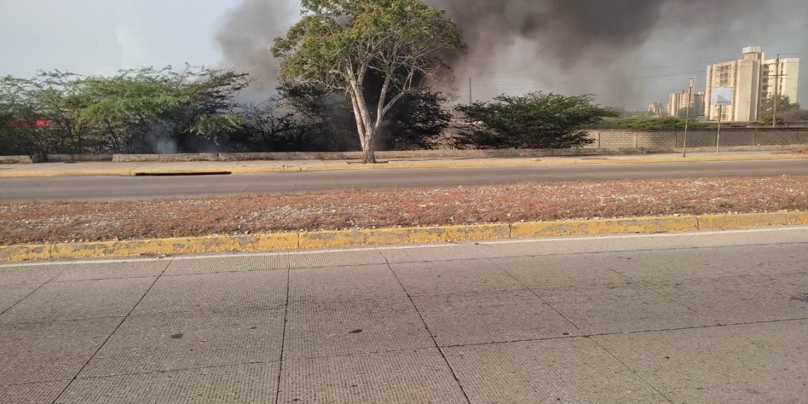 Se incendia terreno al frente de Makro en la Limpia