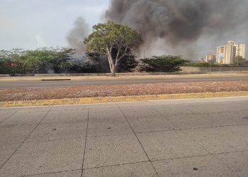 Se incendia terreno al frente de Makro en la Limpia