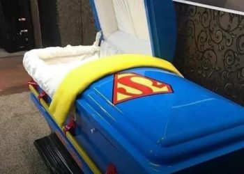 Hombre personaliza los ataúdes de los niños asesinados en la escuela de Texas