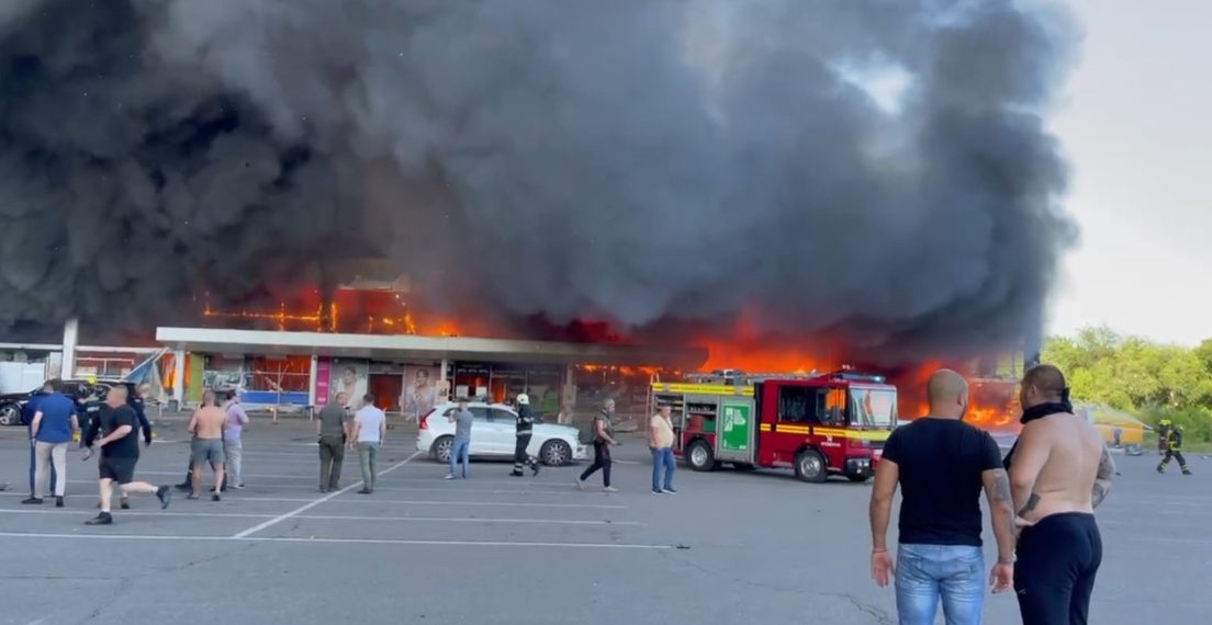 10 muertos y más de 40 heridos en ataque con misil en centro comercial de Ucrania