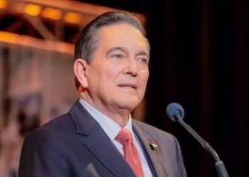 Presidente de Panamá anuncia que padece cáncer en la sangre