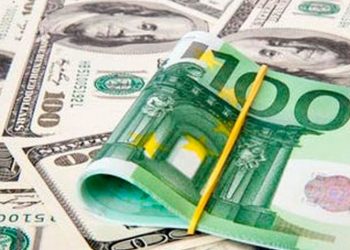 Euro sube frente al dólar tras mejora en los mercados