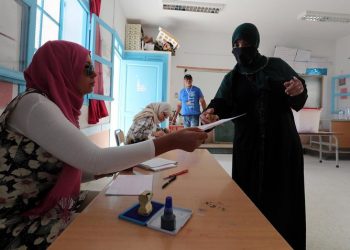 Tunecinos votan en referendo sobre nueva Constitución