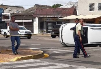 PÉRDIDA TOTAL: Tres heridos deja choque de carros en Maracaibo