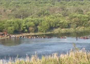 VIDEO SORPRENDENTE: Vea como cruzan los migrantes desde México a Estados Unidos entre Selva y Rio