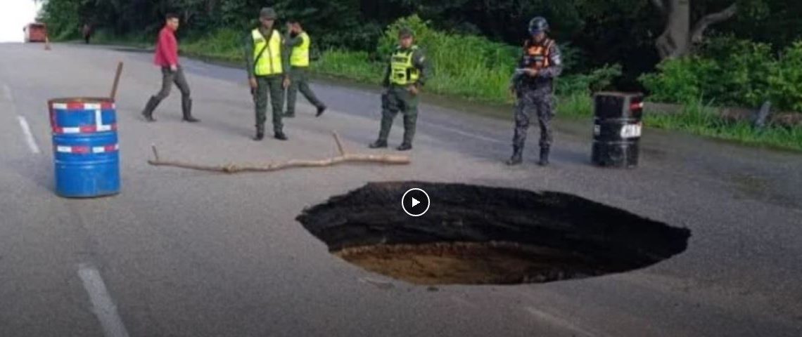 ¡MADRE HUECO! Autoridades limitan paso vehicular por hundimiento en la carretera Lara-Zulia