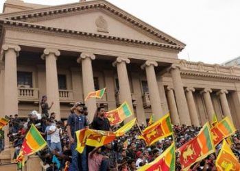 Miles irrumpen en la casa presidencial de Sri Lanka en protestas por la crisis económica