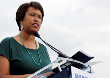 Alcaldesa en Washington pide ayuda de tropas para asistir a migrantes enviados desde Texas y Arizona