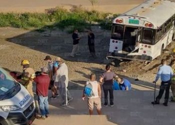SUEÑO ETERNO: Chofer de Bus se queda dormido y caen al Río Bravo
