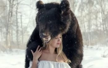 EN VIDEO: Por culpa de un oso se le cae el celular a una mujer en el metro