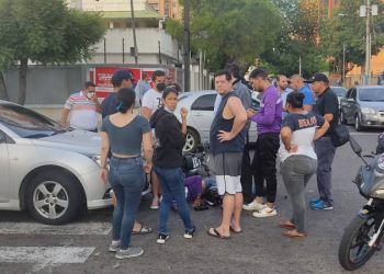 Motociclista pierde el control y cae al pavimento desmayado en la esquina del Club Bella Vista (+VIDEO IMPACTANTE)