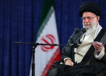 Líder supremo Jamenei indulta o baja condenas a presos en Irán