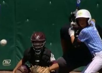 UNA TERNURA: Batazo y Consuelo en las Pequeñas Ligas (+VIDEO)