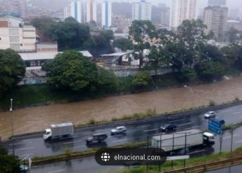 Se desborda el río Guaire por fuertes lluvias en Caracas