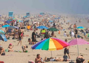 Una mujer murió al ser atravesada por una sombrilla de playa en California