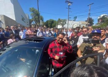 EN VIDEO: Estudiantes recolectan 30 mil dólares y le regalan un auto a su profesor que tardaba cuatro horas en llegar a la escuela (+FOTOS)