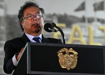Presidente de Colombia convoca a sindicatos y empresarios a concertar reforma laboral