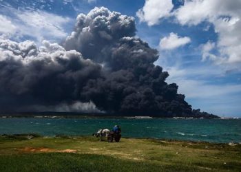 Sigue la tragedia en Cuba: Van dos bomberos fallecidos en incendio de tanques petroleros