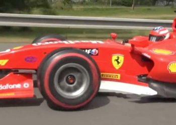 PRIMERA VEZ EN LA HISTORIA: Misterioso Ferrari de Formula 1 visto en una autopista checa
