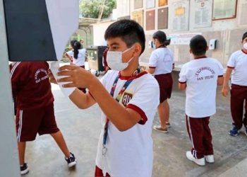 Perú elimina la obligatoriedad de mascarillas para niños en las escuelas