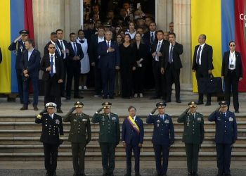 LLEGÓ PETRO y Mira como sale IVAN DUQUE de la Casa de Nariño