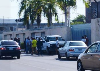 EN FOTOS: Se destroza SILVERADO en la esquina de Tostadas el Reloj