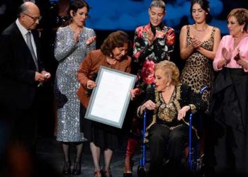 MUJER, CASOS DE LA VIDA REAL: Silvia Pinal aparece en silla de ruedas para su homenaje