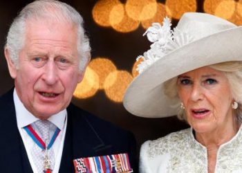 La reina consorte Camila se fractura el pie, pero no deja solo a Carlos III