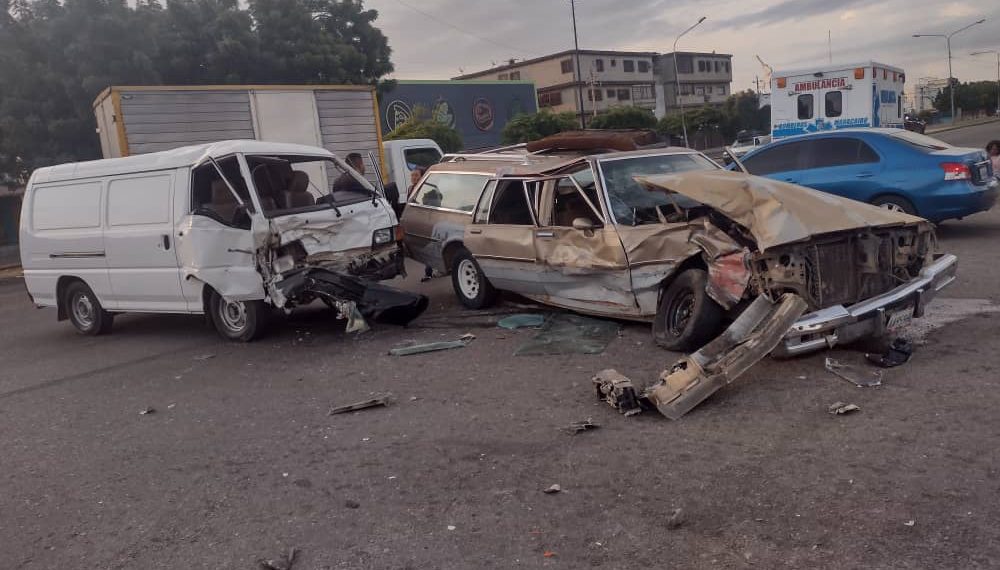 CHOQUE EN LA C2: Se destrozan dos camionetas y hay lesionados (+FOTOS)