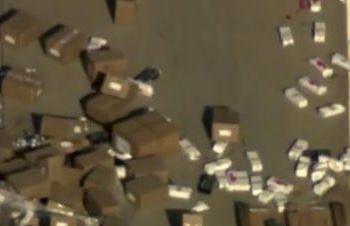 VIRAL: Camión se volcó y dejó esparcidos miles de juegos sexuales en la vía (+FOTOS Y VIDEO)